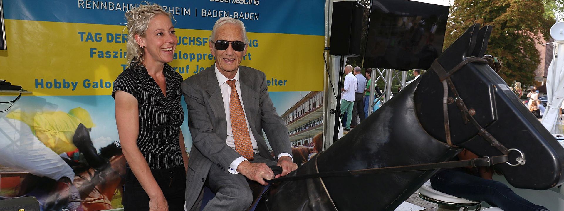 Lester Piggott auf "Mr. Ed" - links Diana Raatz, Leiterin der Renntechnik.